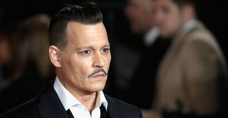 Johnny Depp aparece caracterizado para divulgar novo filme da saga de 'Harry Potter'