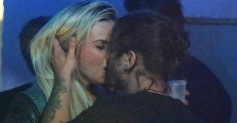 Após ser acusado de agressão pela ex, Douglas Sampaio é flagrado aos beijos com modelo