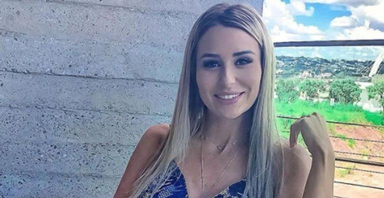 Ex-BBB Letícia Santiago exibe decote generoso em foto e arranca suspiros