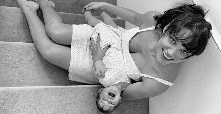 Ousada, Débora Nascimento relembra gravidez com clique de topless
