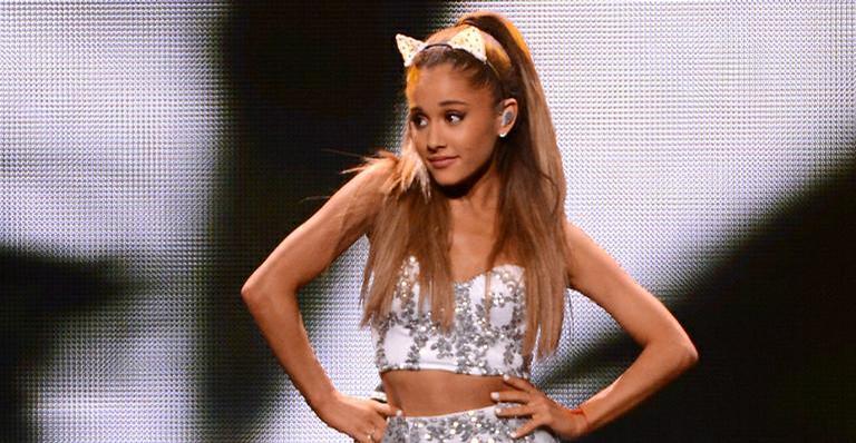 Ariana Grande deixa palco do Coachella após espectador jogar um limão nela