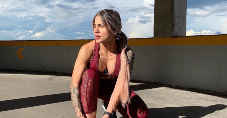 Ex-BBB Vanessa Mesquita surpreende fãs com foto de biquíni e detalhe chama atenção