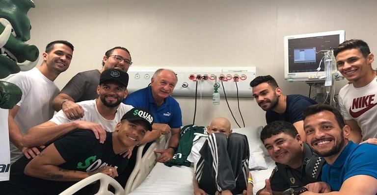 Delegação do Palmeiras realiza sonho de garotinho com câncer