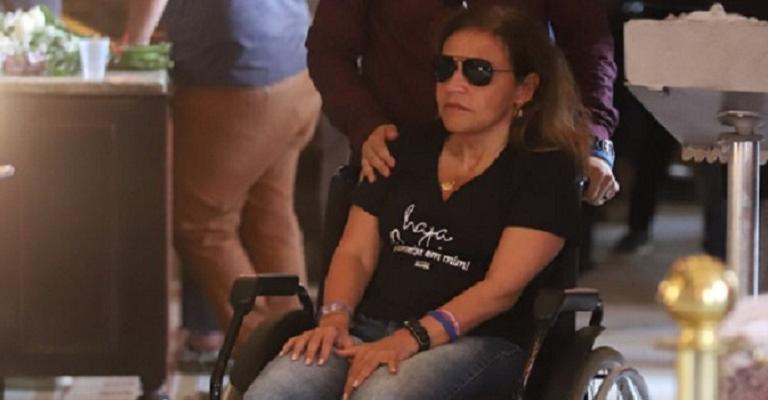 De cadeira de rodas, Claudia Rodrigues marca presença no velório de Lúcio Mauro