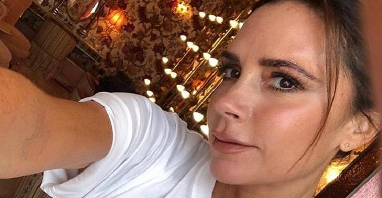 Victoria Beckham encanta internautas ao postar foto sem maquiagem aos 45 anos