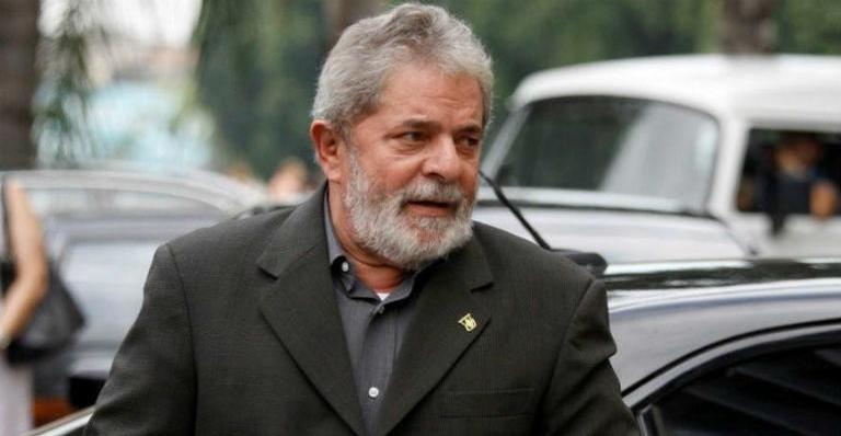 Lula está apaixonado e pretende se casar ao sair da prisão, diz ex-ministro