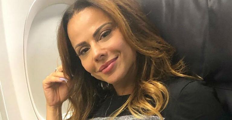 Viviane Araujo exibe barriga trincada durante férias em Orlando