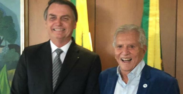 Carlos Alberto de Nóbrega se encontra com Jair Bolsonaro e afirma: ''Vai tirar a gente do buraco''