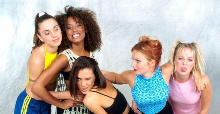 Mel B, das Spice Girls, está namorando cantora de apoio do grupo, diz site