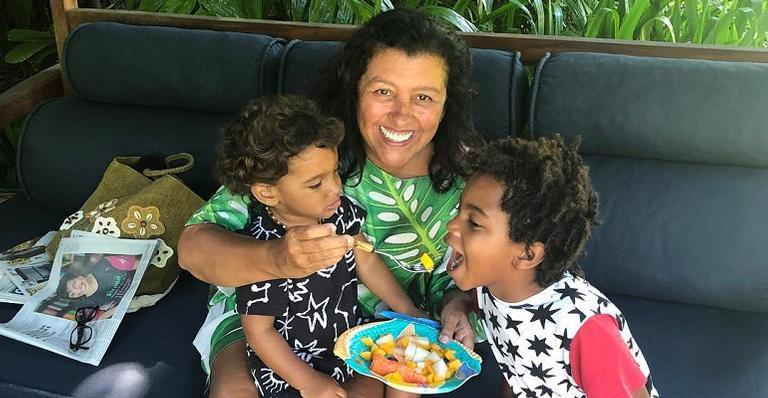 Regina Casé posta clique incrível curtindo as férias dos filhos e encanta fãs
