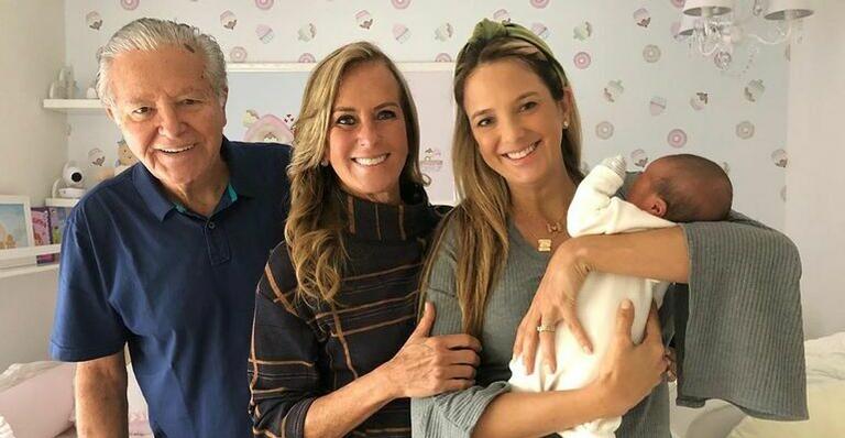 Helô Pinheiro posa com Manuella e mostra rostinho da neta