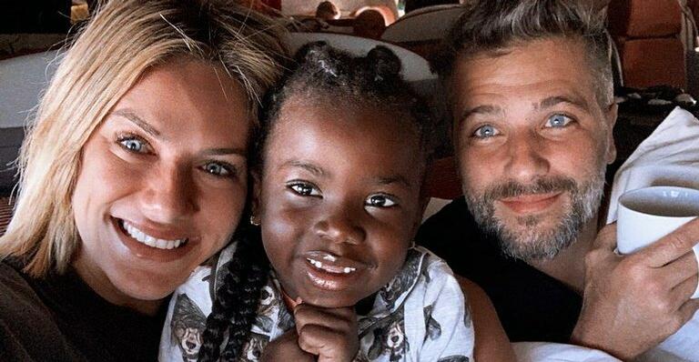 Giovanna Ewbank mostra segundo filho adotivo ao lado de toda família: ''Bless chegou em casa!''
