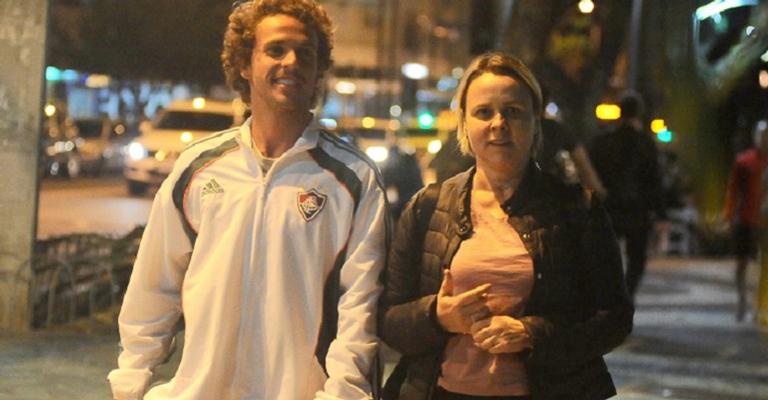 Theo Bial faz rara aparição com a mãe Giulia Gam, no Rio de Janeiro