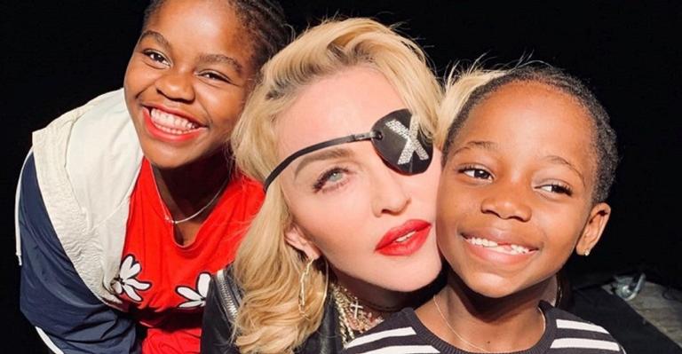 Madonna da festão de aniversário para as filhas gêmeas, Estere e Stella
