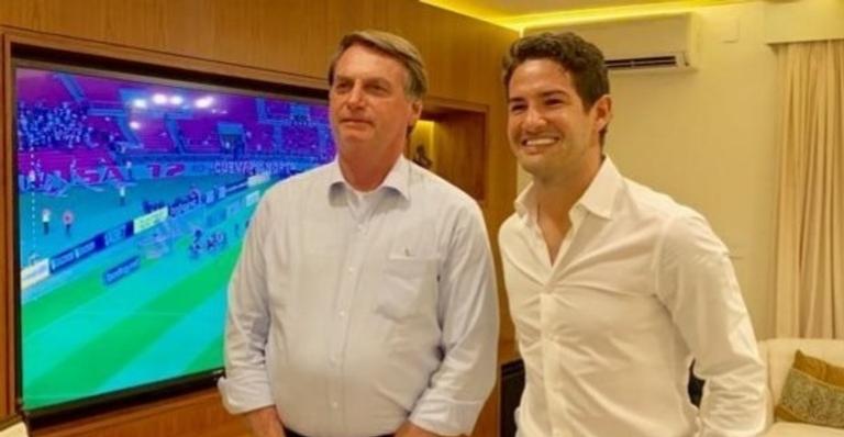 Jair Bolsonaro assiste jogo com Alexandre Pato na casa de Silvio Santos