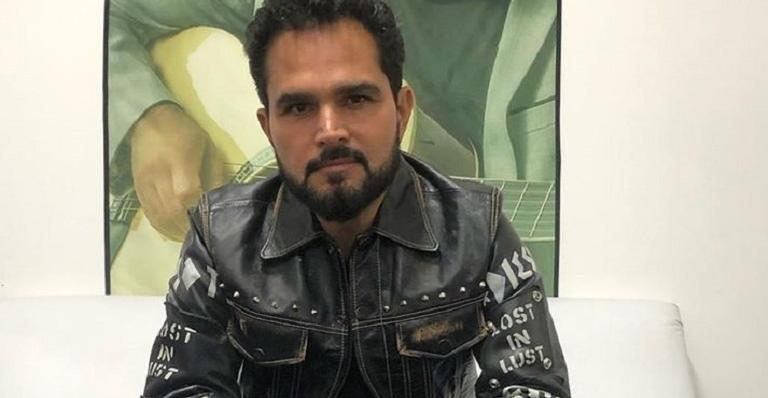 Luciano Camargo posa para selfie de família com esposa e filhas: ''Sinônimo de amor''