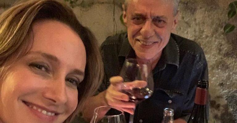 Antes de visitar ex-presidente, Chico Buarque causa na web ao brindar com a namorada: ''Lula Livre''