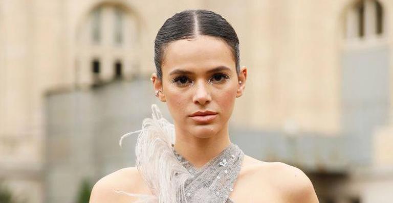 Em Paris, Bruna Marquezine investe em look fashionista e deixa seios à mostra