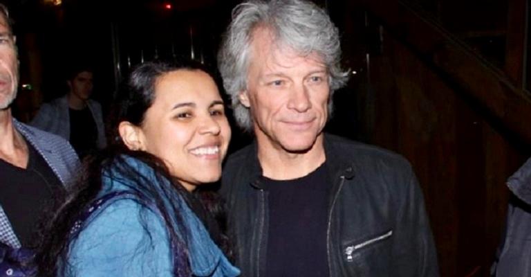 Em São Paulo, Jon Bon Jovi atende fãs em porta de restaurante