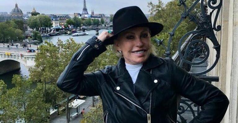 De férias em Paris, Ana Maria Braga surge plena tomando vinho em passeio: ''Bonjour''