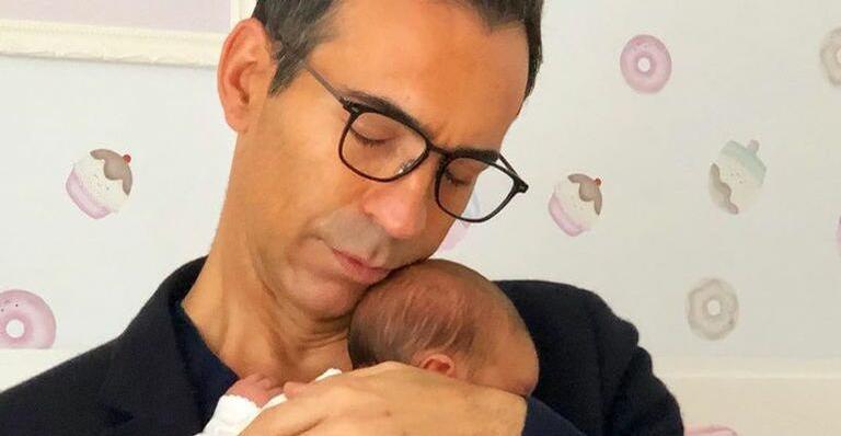 César Tralli compartilha foto com a filha no colo e encanta web com beleza da pequena: 'Que boneca'