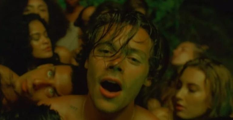 Harry Styles reflete sua bissexualidade em nova música; confira ''Lights Up''