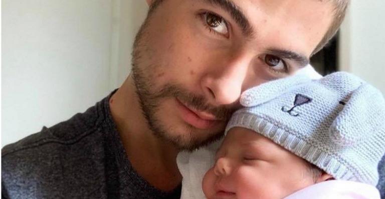 Rafa Vitti faz brincadeira sobre o cansaço de ser pai: ''Book do pai cansado mais feliz''