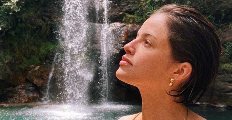 Agatha Moreira surge de biquíni em cachoeira e encanta fãs: ''Perfeita é pouco''