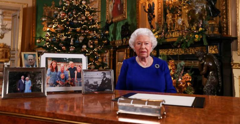 Rainha Elizabeth aparece em foto de fim de ano e internautas percebem detalhe inusitado