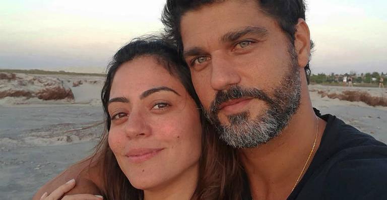 Carol Castro e Bruno Cabrerizo trocam beijos em teatro no Rio
