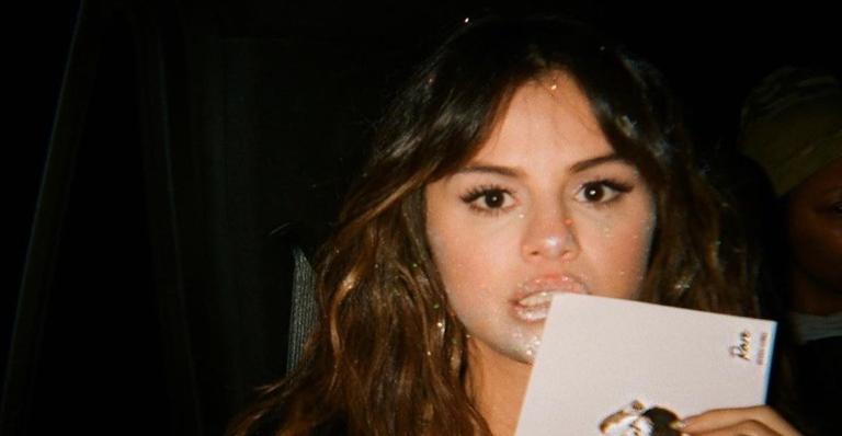 Selena Gomez abre o coração ao falar sobre namoro com famosos: ''Todo mundo sai com todo mundo''