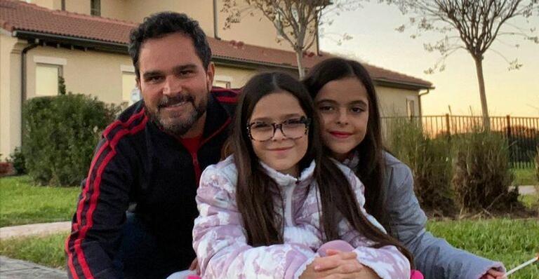 Em seu aniversário, Luciano Camargo curte momento único com as filhas gêmeas