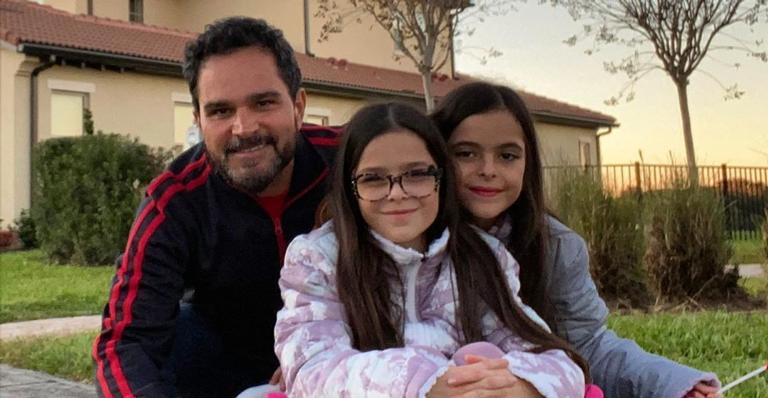Filha de Luciano Camargo diverte a web ao surgir em pé nas costas do pai: ''Vida dura''