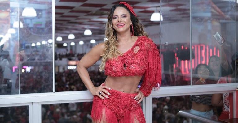 Viviane Araújo esbanja corpão sarado em look vermelho poderoso