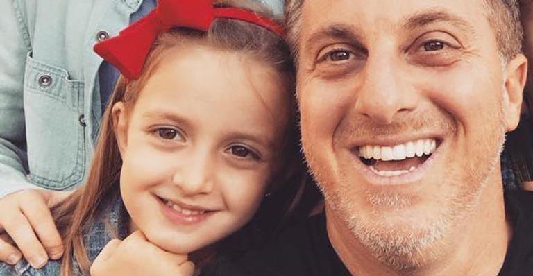Luciano Huck diverte web ao gravar vídeo fazendo dança com a filha: ''Não basta ser pai''