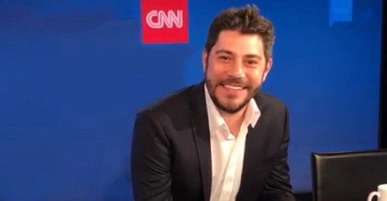 Na CNN, Evaristo Costa garante que se sente de férias: ''Gravo quando quero''