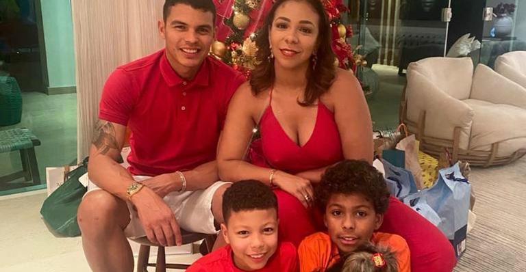 Thiago Silva surge brincando com a esposa e os filhos e encanta web: ''Futebol em família'' 