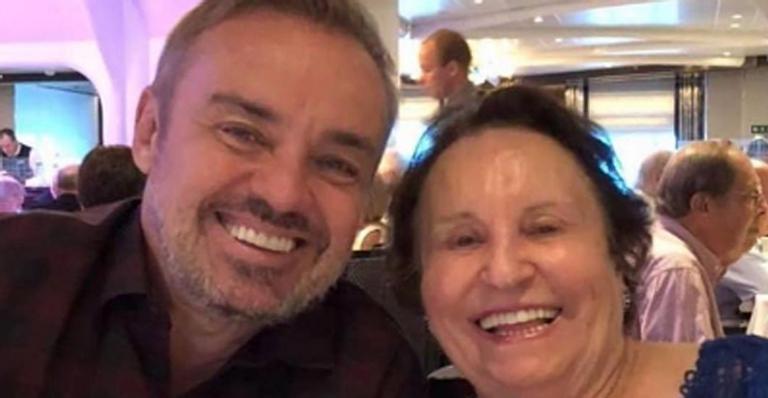 Mãe de Gugu Liberato homenageia apresentador e emociona: ''Triste''