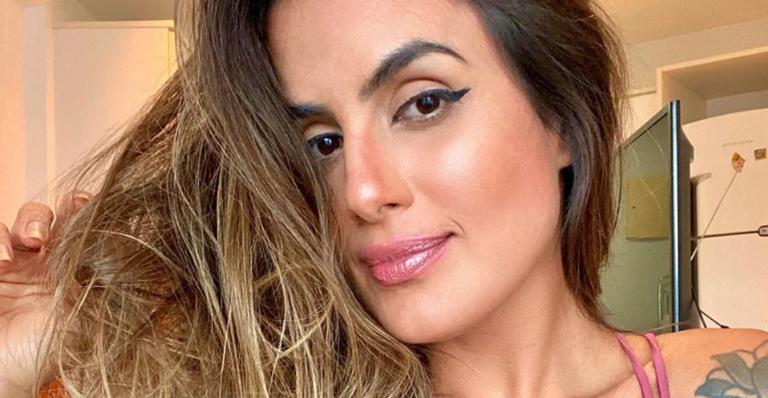 Em quarentena, ex-BBB Carol Peixinho aproveita dia de biquíni em casa: ''Sextou com s de saudade''