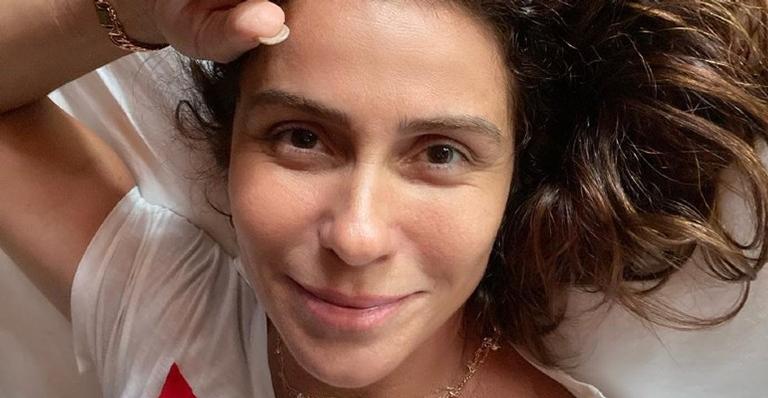 Giovanna Antonelli compartilha clique ousado com saia longa vermelha e arranca elogios na web