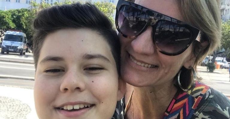 Mãe de ex The Voice Kids desabafa após assassinato do filho: ''Lugar errado na hora errada''