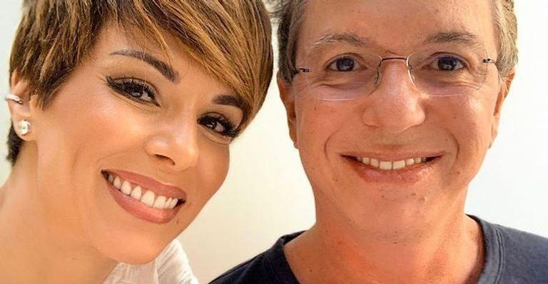 Ana Furtado corta o cabelo do marido, Boninho, que brinca: ''Cobaia''