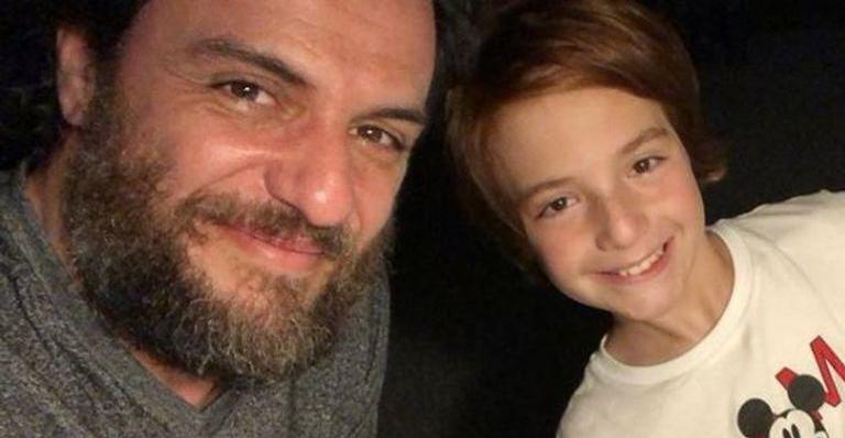 Filho de Rodrigo Lombardi surge careca e agita web: ''Pagou a promessa''