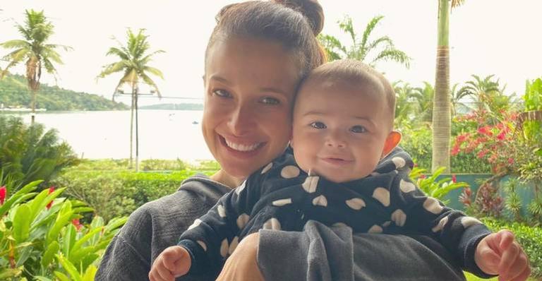 Bruna Spínola posa com a filha e comemora: ''5 meses de pura gostosura''