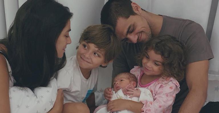 Pais de três, Felipe Simas e Mariana Uhlmann não terão mais filhos: ''Fábrica fechada''