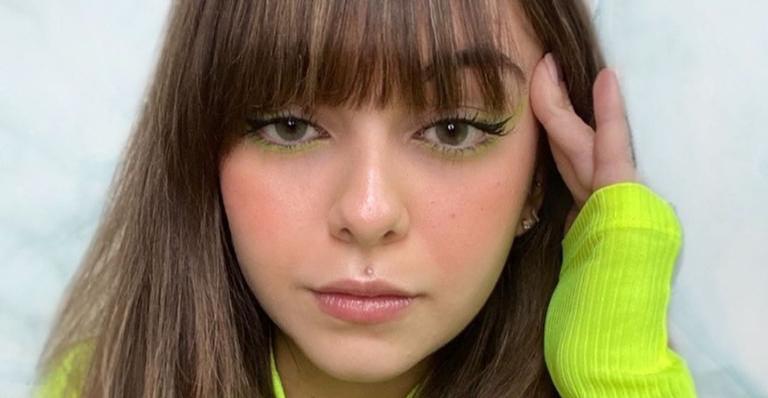 Klara Castanho arrisca em nova maquiagem e surge com delineado duplo lindíssimo