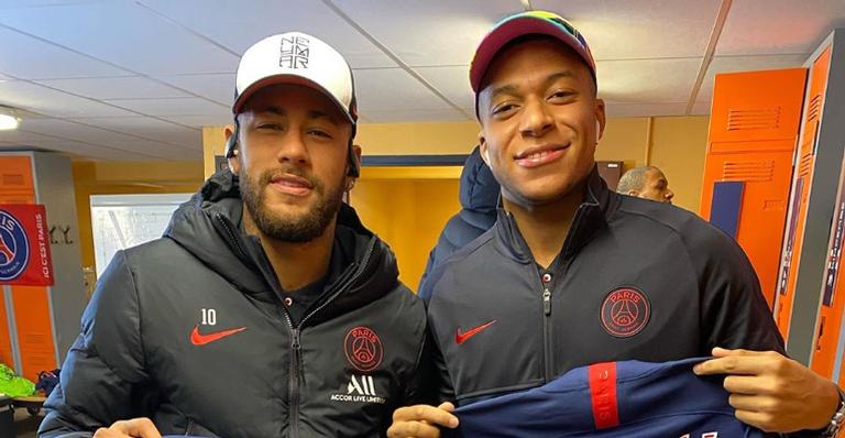 Neymar Jr. surge disputando cupcake com Mbappé e diverte web: ''Quem levou?''