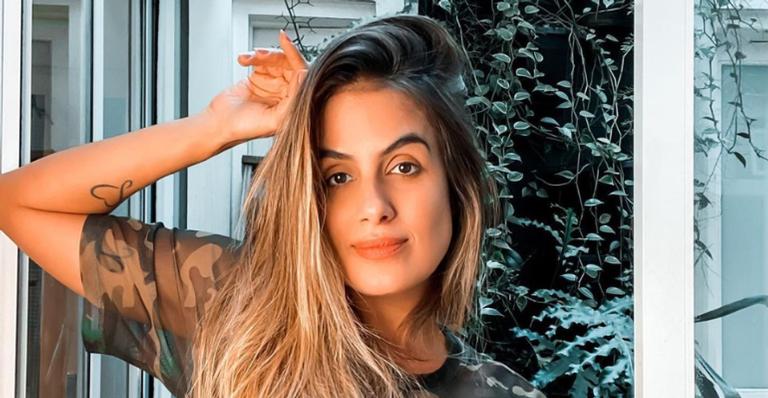 Ex-BBB Carol Peixinho coloca batom vermelho para jogo e arranca elogios na web