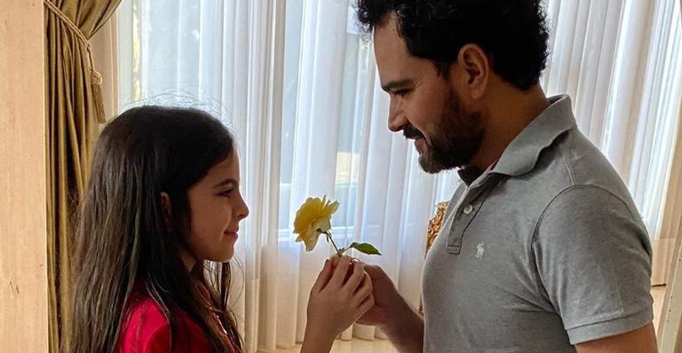 Luciano Camargo revela gesto fofo que faz para as filhas: ''Flores são dadas a elas todos os dias''