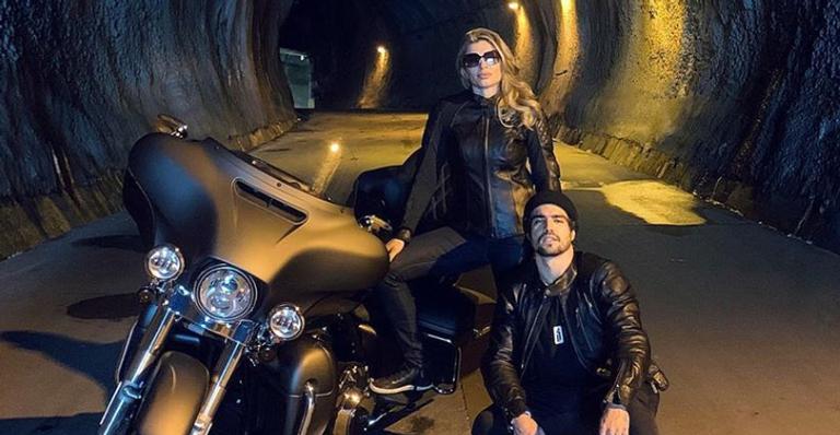 Caio Castro e Grazi Massafera fazem viagem de moto e posam apaixonados em meio à natureza